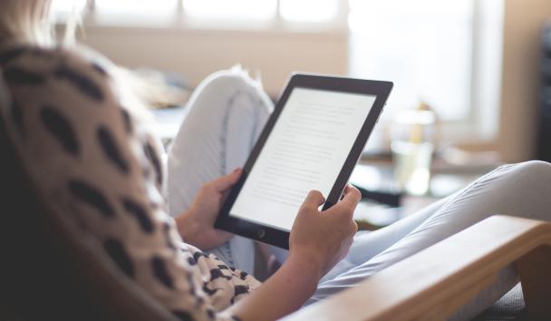 Vrouw leest op tablet